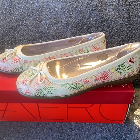 NWOT Aerosoles Ladies Multi Colored Shoes Size 6.5 W - Picture 8 of 10